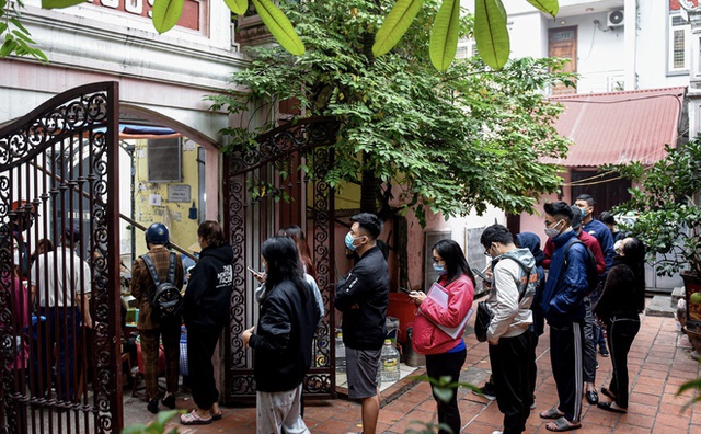 Restaurants cannot rush in Hanoi, crowded with people queuing for all famous delicacies - Photo 10.