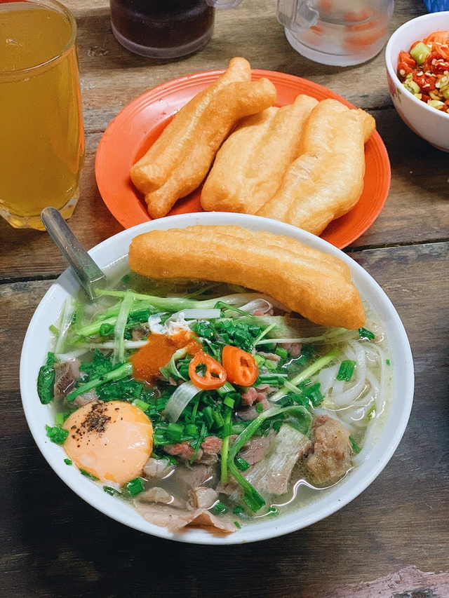 Restaurants cannot rush in Hanoi, crowded with people queuing for all famous delicacies - Photo 9.