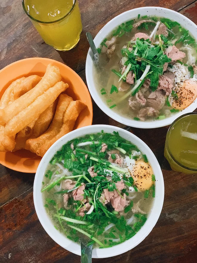 Restaurants can't be rushed in Hanoi, crowded with people queuing for all the famous delicacies - Photo 8.