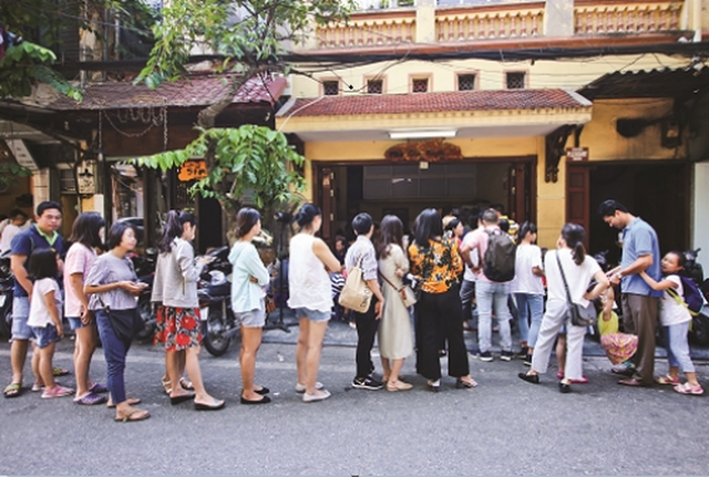 Restaurants can't be rushed in Hanoi, crowded with people queuing for all the famous delicacies - Photo 7.