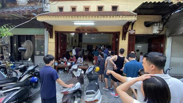 Restaurants cannot rush in Hanoi, crowded with people queuing for all famous delicacies - Photo 6.