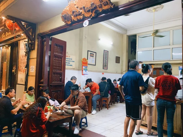 Những quán ăn không thể vội ở Hà Nội, đông nghịt người xếp hàng vì toàn món ngon trứ danh - Ảnh 5.