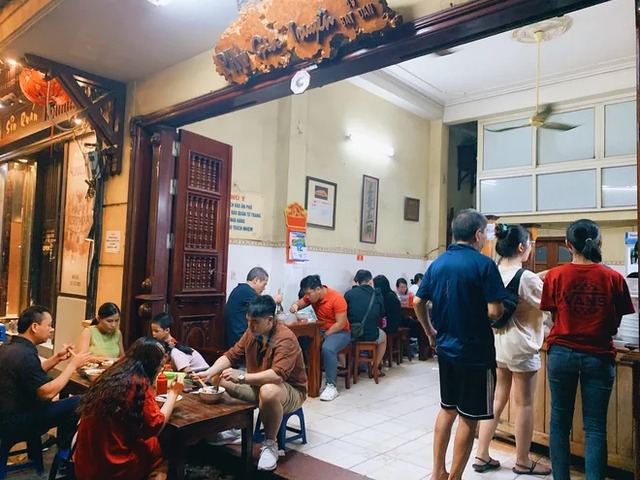 Restaurants cannot rush in Hanoi, crowded with people queuing for all famous delicacies - Photo 5.