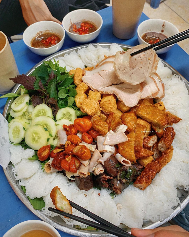 Restaurants cannot rush in Hanoi, crowded with people queuing for all famous delicacies - Photo 22.