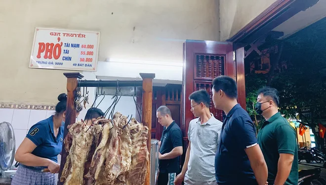 Restaurants cannot rush in Hanoi, crowded with people queuing for all famous delicacies - Photo 4.