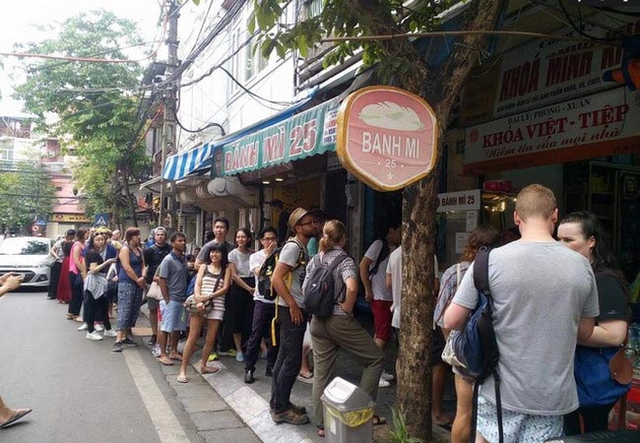 Restaurants can't rush in Hanoi, crowded with people queuing for all famous delicacies - Photo 1.