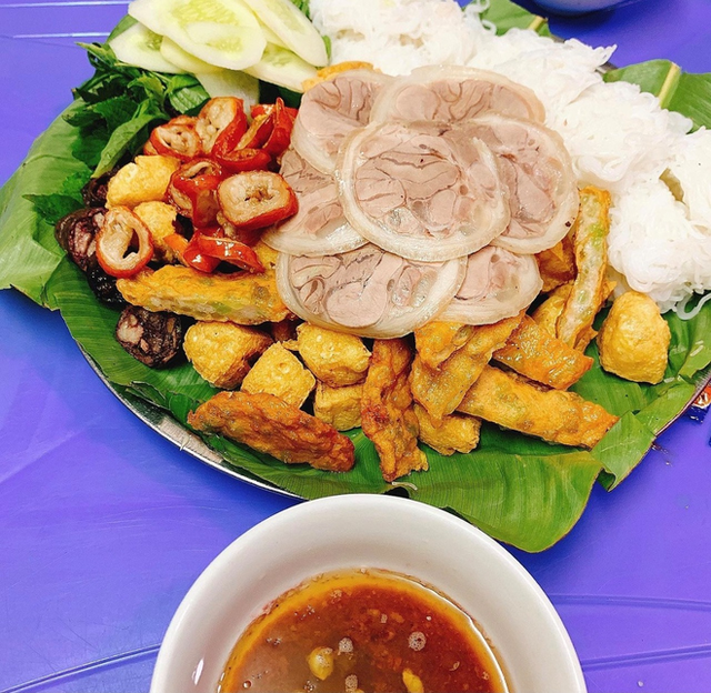 Restaurants cannot rush in Hanoi, crowded with people queuing for all famous delicacies - Photo 21.