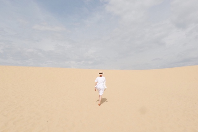 Experience the feeling of being lost in the 'miniature desert' with beautiful sand dunes in Quang Binh - Photo 6.