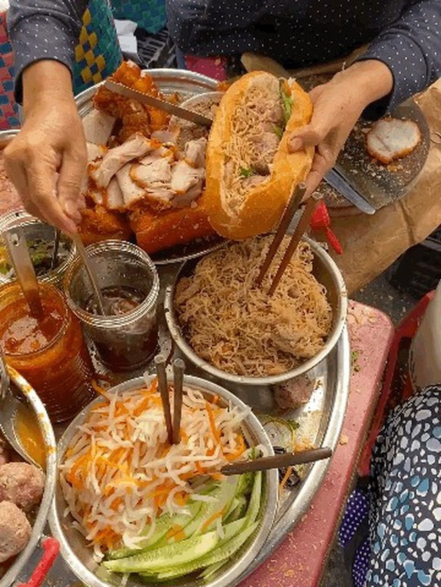 The shop of banh mi shumai is more than 40 years old, making the American tourist fascinated, buying so much that the owner is familiar - Photo 11.