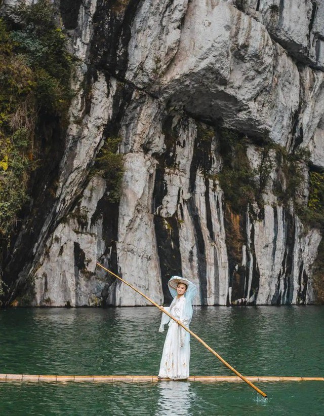 Cô gái sở hữu tuyệt kỹ lướt trên mặt nước gần thất truyền, biểu diễn trên sông như bước ra từ phim võ hiệp - Ảnh 6.