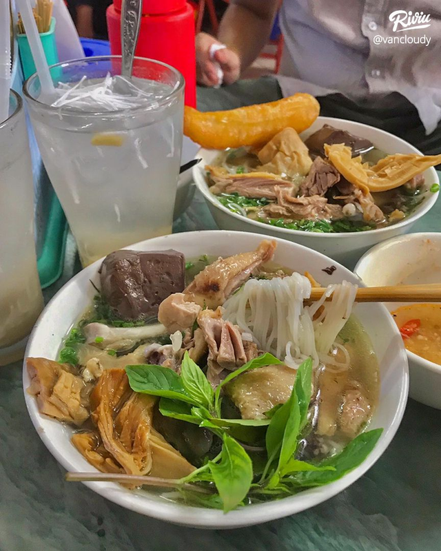 Restaurants cannot rush in Hanoi, crowded with people queuing for all famous delicacies - Photo 19.