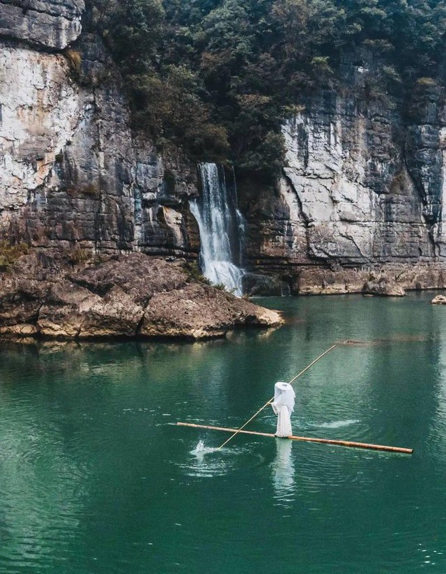 Cô gái sở hữu tuyệt kỹ lướt trên mặt nước gần thất truyền, biểu diễn trên sông như bước ra từ phim võ hiệp - Ảnh 4.