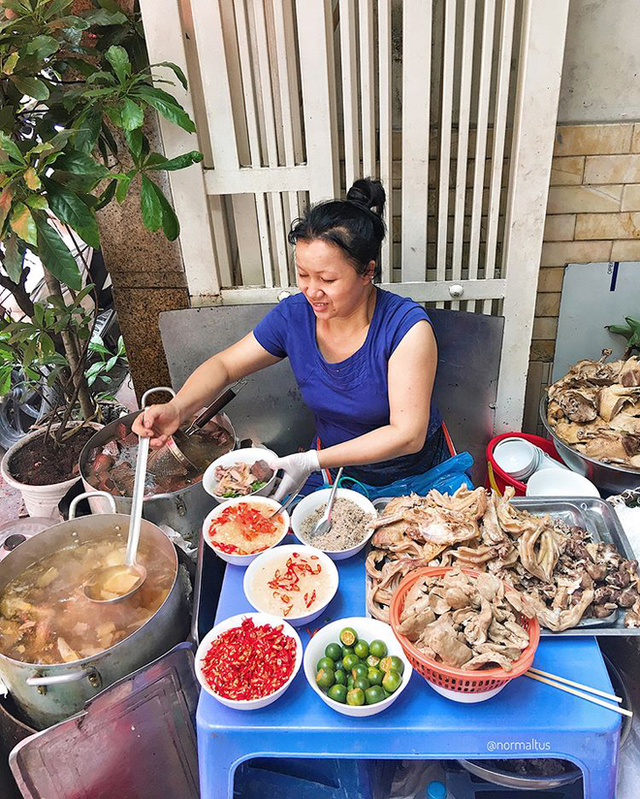 Restaurants can't be rushed in Hanoi, crowded with people queuing for all the famous delicacies - Photo 18.