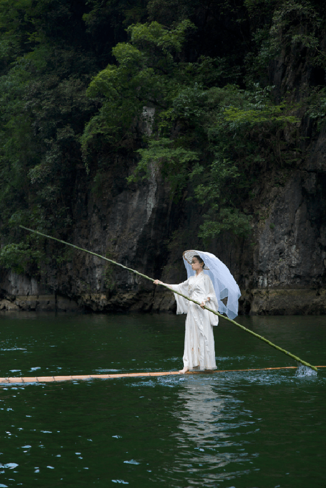 Cô gái sở hữu tuyệt kỹ lướt trên mặt nước gần thất truyền, biểu diễn trên sông như bước ra từ phim võ hiệp - Ảnh 3.