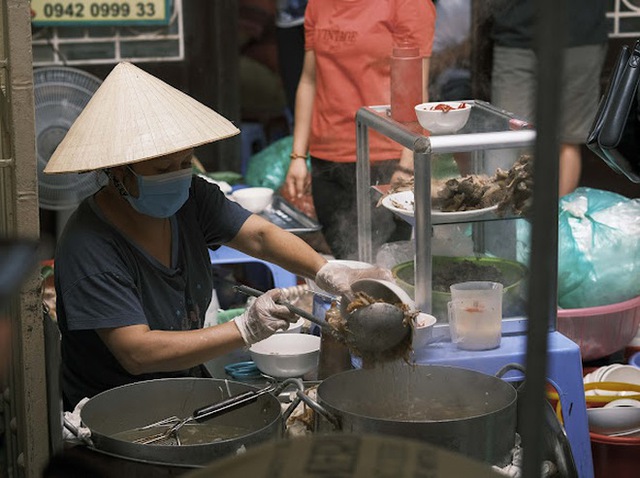 Restaurants cannot rush in Hanoi, crowded with people queuing for all famous delicacies - Photo 17.