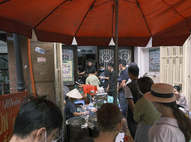 Restaurants cannot rush in Hanoi, crowded with people queuing for all famous delicacies - Photo 16.