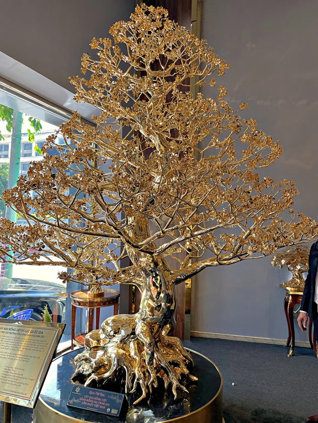 The owner of 2 gilded apricot trees worth 11 billion VND has just set a Vietnamese record: I hope to contribute to honoring the traditional values ​​of the Vietnamese New Year - Photo 3.