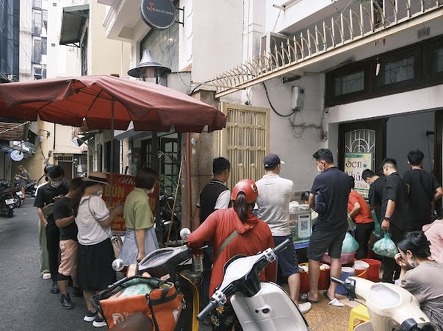 Restaurants cannot rush in Hanoi, crowded with people queuing for all famous delicacies - Photo 15.