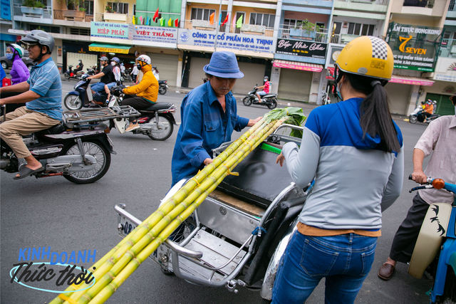 Earn tens of millions in less than 24 hours thanks to the custom of buying golden sugarcane to worship God in Saigon - Photo 24.