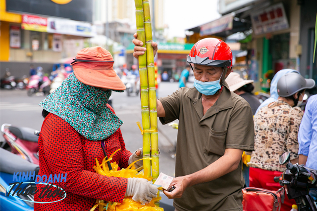 Kiếm hàng chục triệu chưa đầy 24 giờ nhờ phong tục mua mía vàng cúng vía Trời ở Sài Gòn - Ảnh 15.
