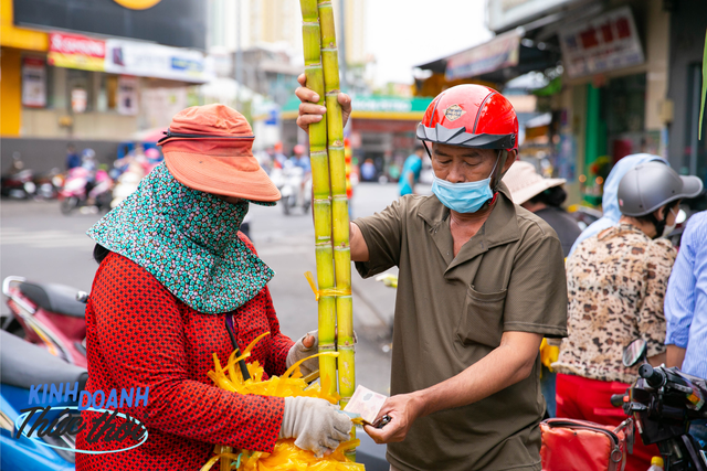 Earn tens of millions in less than 24 hours thanks to the custom of buying golden sugarcane to worship God in Saigon - Photo 15.