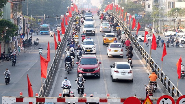 Hơn 9 giờ sáng ô tô vẫn nhích từng mét, giao thông Thủ đô trở lại bình thường - Ảnh 4.