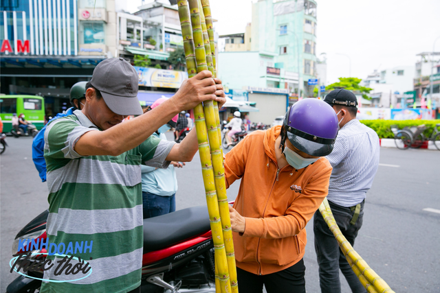 Earn tens of millions in less than 24 hours thanks to the custom of buying golden sugarcane to worship God in Saigon - Photo 14.