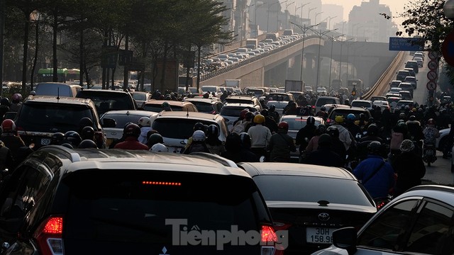 Hơn 9 giờ sáng ô tô vẫn nhích từng mét, giao thông Thủ đô trở lại bình thường - Ảnh 1.