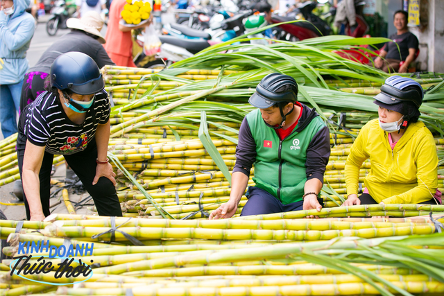 Earn tens of millions in less than 24 hours thanks to the custom of buying golden sugarcane to worship God in Saigon - Photo 6.
