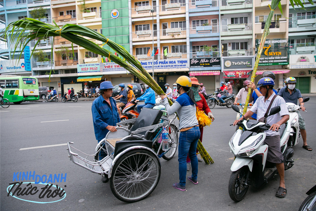 Kiếm hàng chục triệu chưa đầy 24 giờ nhờ phong tục mua mía vàng cúng vía Trời ở Sài Gòn - Ảnh 23.