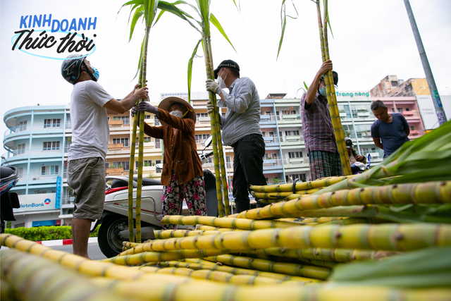 Earn tens of millions in less than 24 hours thanks to the custom of buying golden sugarcane to worship God in Saigon - Photo 5.