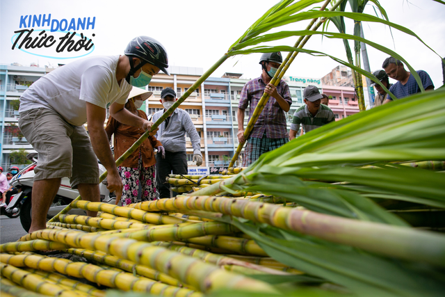 Earn tens of millions in less than 24 hours thanks to the custom of buying golden sugarcane to worship God in Saigon - Photo 22.