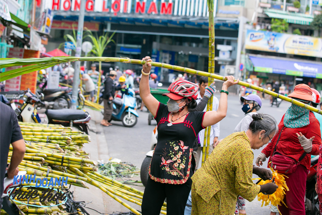 Earn tens of millions in less than 24 hours thanks to the custom of buying golden sugarcane to worship God in Saigon - Photo 21.