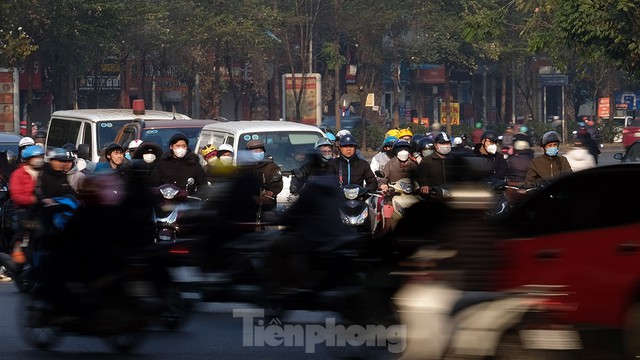 Hơn 9 giờ sáng ô tô vẫn nhích từng mét, giao thông Thủ đô trở lại bình thường - Ảnh 10.