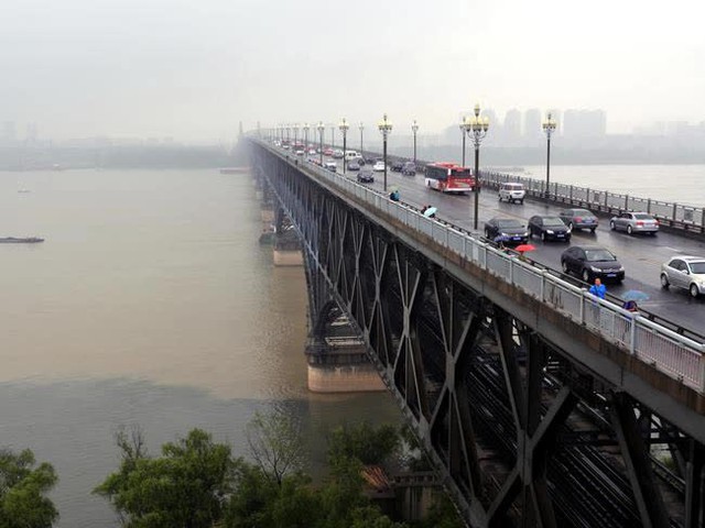 “Không có gì quý hơn mạng sống”: Câu chuyện của người đàn ông 20 năm tình nguyện cứu sống hơn 400 người trên “cây cầu tự tử” - Ảnh 1.