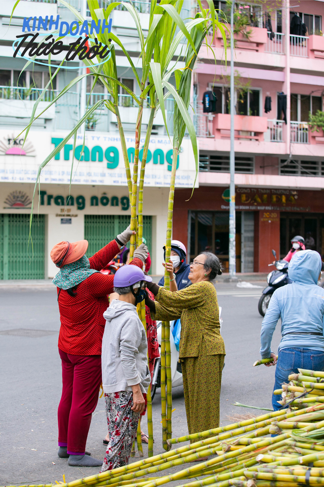 Earn tens of millions in less than 24 hours thanks to the custom of buying golden sugar cane to worship God in Saigon - Photo 18.