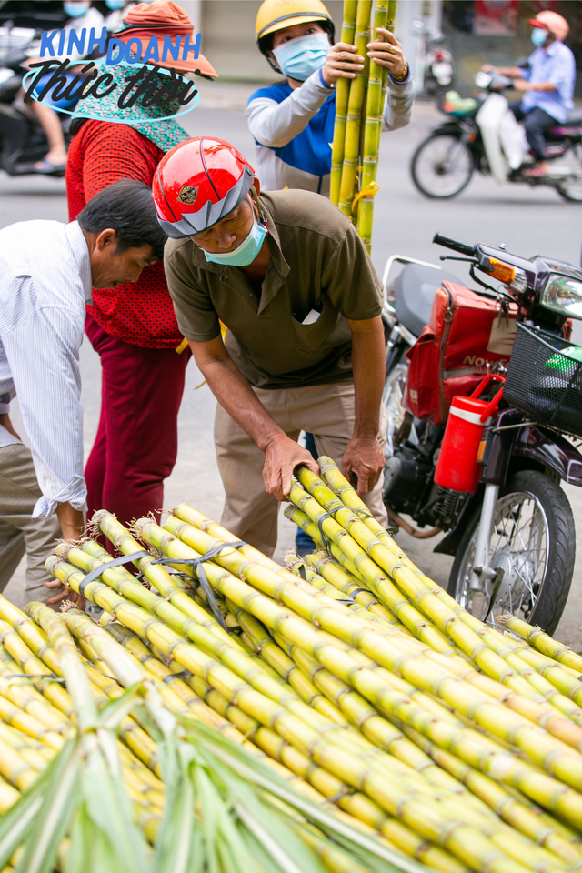 Earn tens of millions in less than 24 hours thanks to the custom of buying golden sugarcane to worship God in Saigon - Photo 17.