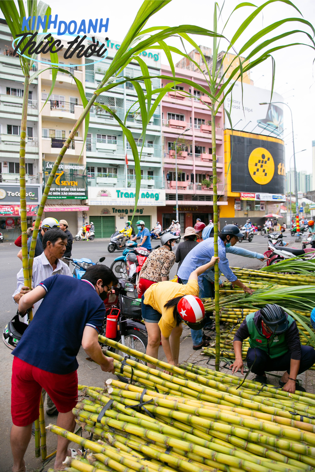 Earn tens of millions in less than 24 hours thanks to the custom of buying golden sugar cane to worship God in Saigon - Photo 16.