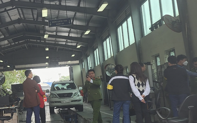 Cảnh sát kiểm tra một trung tâm đăng kiểm ở Hà Nội.