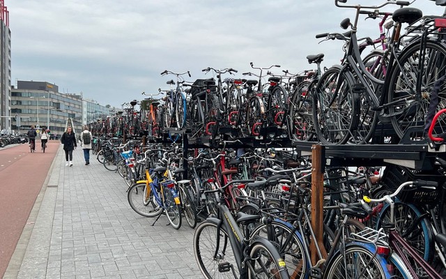 Hàng nghìn chiếc xe đạp xếp chất đống gần nhà gà chính ở Amsterdam.