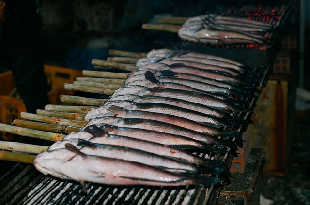 The biggest grilled snakehead fish oven in Ho Chi Minh City is red all night to prepare for the day of the God of Fortune - Photo 6.