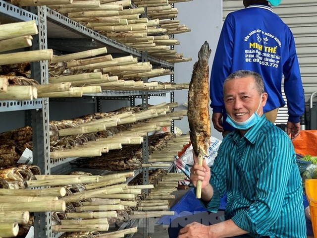 Thức xuyên đêm nướng 5 tấn cá lóc bán ngày vía Thần tài - Ảnh 8.