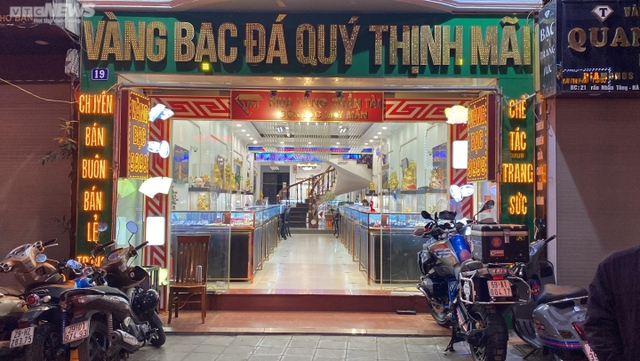 Xếp hàng từ 4 giờ sáng chờ mua vàng ngày vía Thần Tài ở Hà Nội - Ảnh 16.