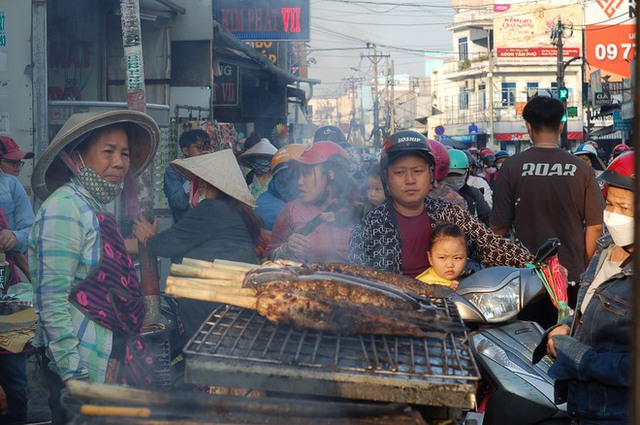 Phố cá lóc nướng ở TP.HCM đông nghẹt ngày vía Thần Tài, tiểu thương phấn khởi vì hốt bạc - Ảnh 4.