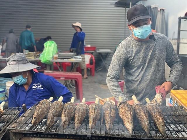 Thức xuyên đêm nướng 5 tấn cá lóc bán ngày vía Thần tài - Ảnh 4.