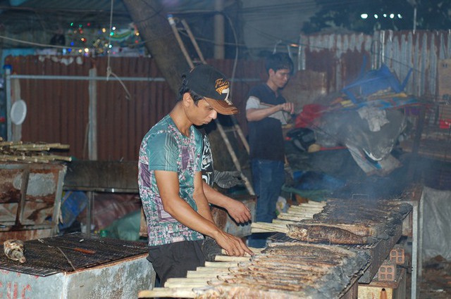 Phố cá lóc nướng ở TP.HCM đông nghẹt ngày vía Thần Tài, tiểu thương phấn khởi vì hốt bạc - Ảnh 2.