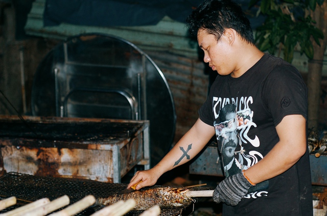 The biggest grilled snakehead fish oven in Ho Chi Minh City is red all night to prepare for the day of the God of Fortune - Photo 10.