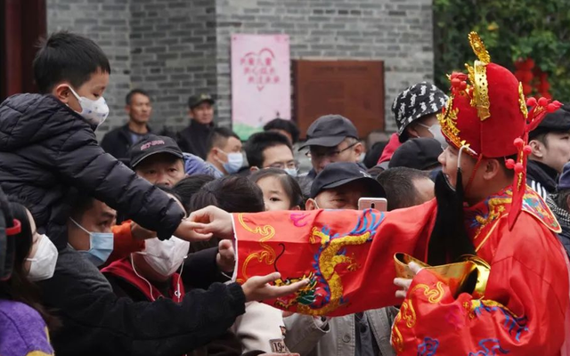 Trong ngày vía Thần Tài, người Trung Quốc không đi mua vàng, mà đổ ra đường nhận lì xì và làm những điều này