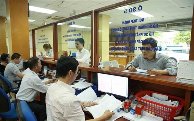 Ngành Thuế tiếp tục rà soát, nghiên cứu đề xuất các giải pháp hỗ trợ người nộp thuế vượt qua khó khăn, giúp doanh nghiệp có thêm nguồn lực đẩy mạnh sản xuất, kinh doanh. Ảnh: TTXVN. Ngành Thuế tiếp tục rà soát, nghiên cứu đề xuất các giải pháp hỗ trợ người nộp thuế vượt qua khó khăn, giúp doanh nghiệp có thêm nguồn lực đẩy mạnh sản xuất, kinh doanh. Ảnh: TTXVN.