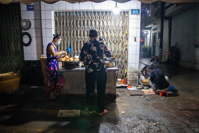 Bread cart has existed for 30 years in Can Tho with a unique name, sold by 5 sisters who are close neighbors - Photo 7.